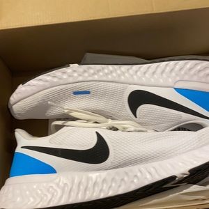 Nike Revolution 5